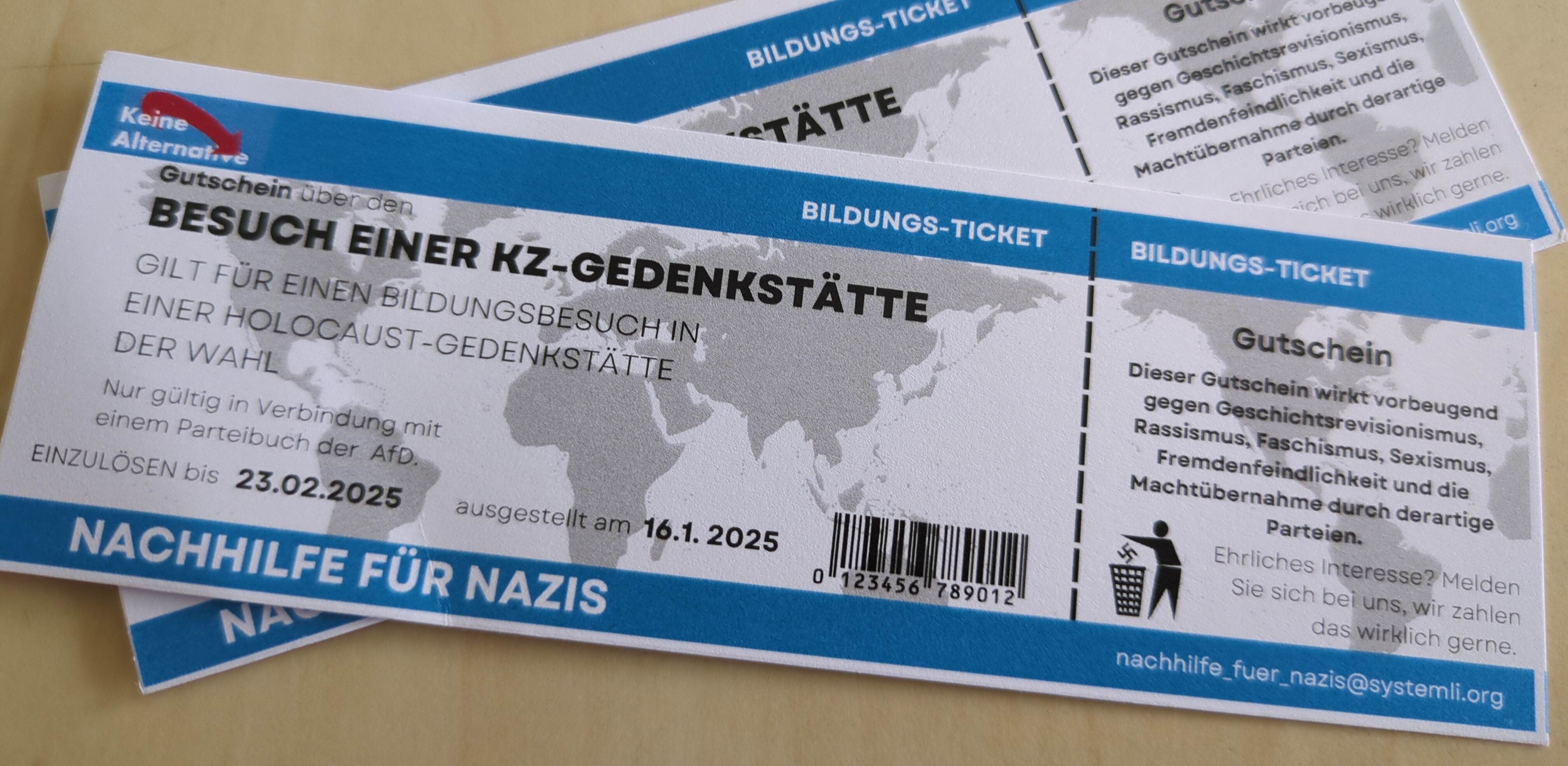 Foto von zwei aufeinanderliegenden „Bildungs-Tickets“